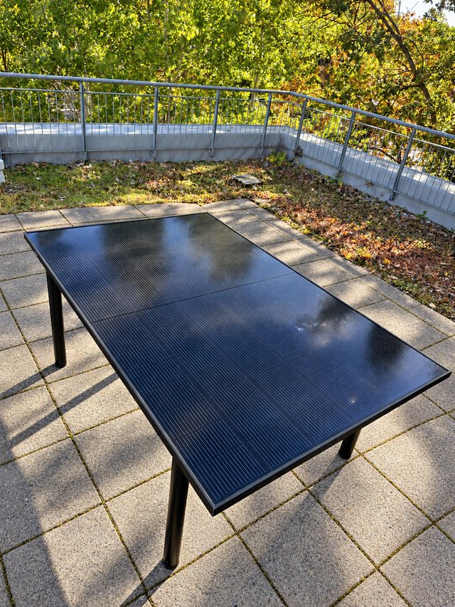 Tischplatte des Solartisch ST-450 von oben mit schwarzen Solarzellen